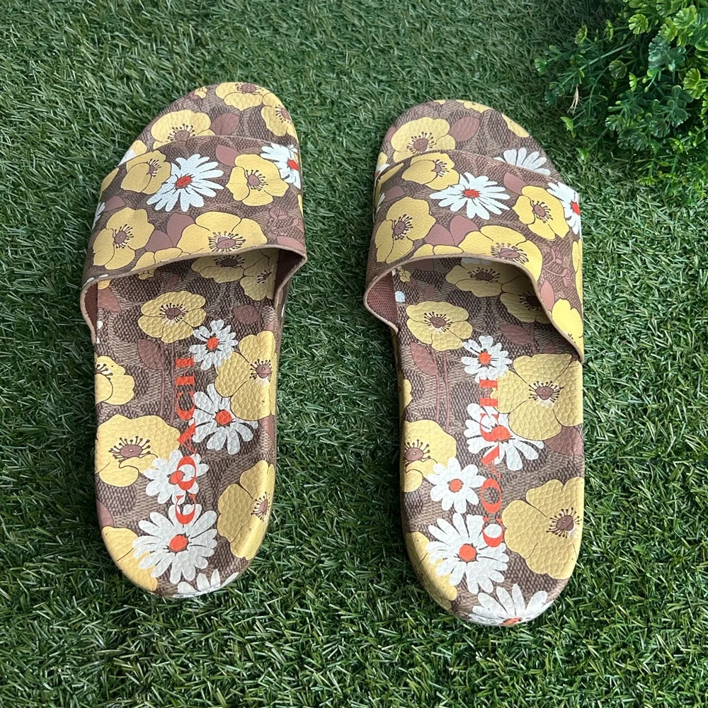 COACH
Udele Sig Floral Sport Slide
Women size 10 NEW
$95.00
Color: Beige - Picture 14 of 16